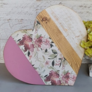 Corazón decorativo de madera hecho a mano con flores románticas y madera natural, decoración rústica cottage
