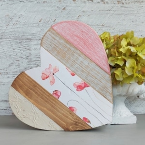 Corazón decorativo de madera hecho a mano con flores rosas y acabado rústico romántico